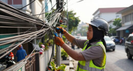 Pemkot Jakarta Timur Tertibkan Kabel Udara Semrawut Di Jalan Sultan Hamengkubuwono IX - Kota Administrasi Jakarta Timur